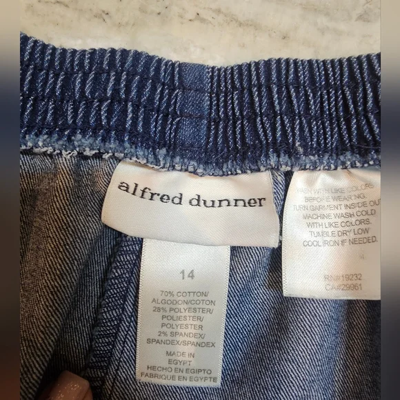 Alfred Dunner 14 Stretch Denim Capris Pull-On Comfort Waist Star Embellished - Picture 3 of 8